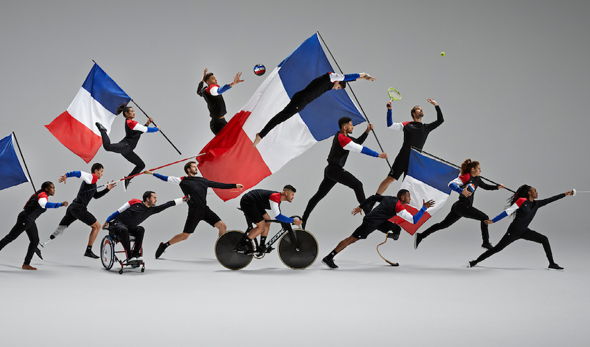 Le comité d’organisation Paris 2024 a choisi le Coq Sportif, marque française, pour habiller les équipes de France olympique et paralympique pour les JOP 2024 à Paris.