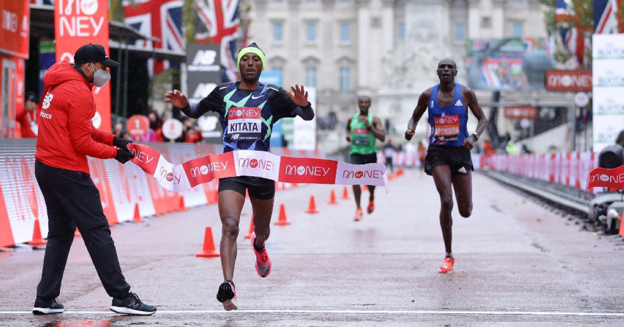 Sensation au Marathon de Londres ! Invaincu en 7 ans sur la distance, Eliud Kipchoge a été battu et doit se contenter de la huitième place en 2h06'49 derrière le vainqueur Shura Kitata (2h05'41).