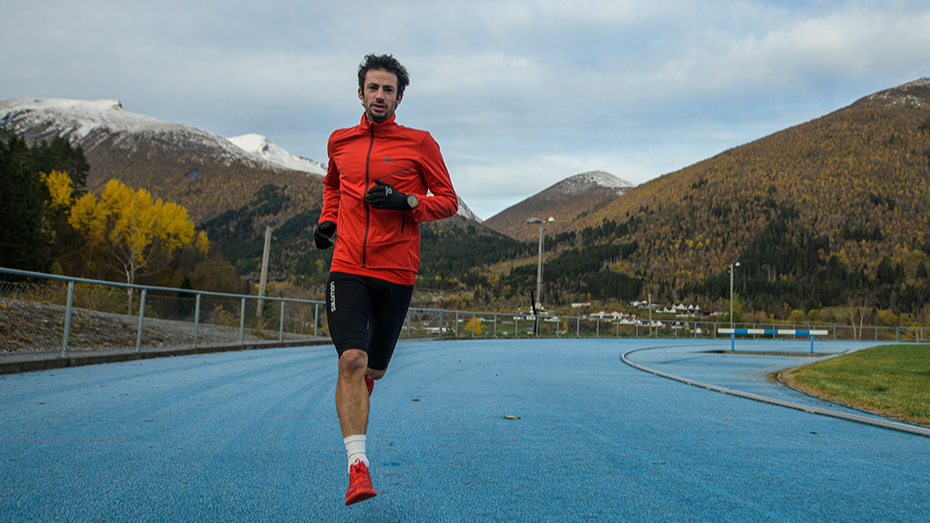 Ce vendredi à 10h30, la star de l'utra-trail Kilian Jornet va s'attaquer à un incroyable défi  : 24 heures sur une piste d'athlétisme. Son objectif : battre le record détenu depuis 1997 par le Grec Yannis Kouros avec 303,506 km.