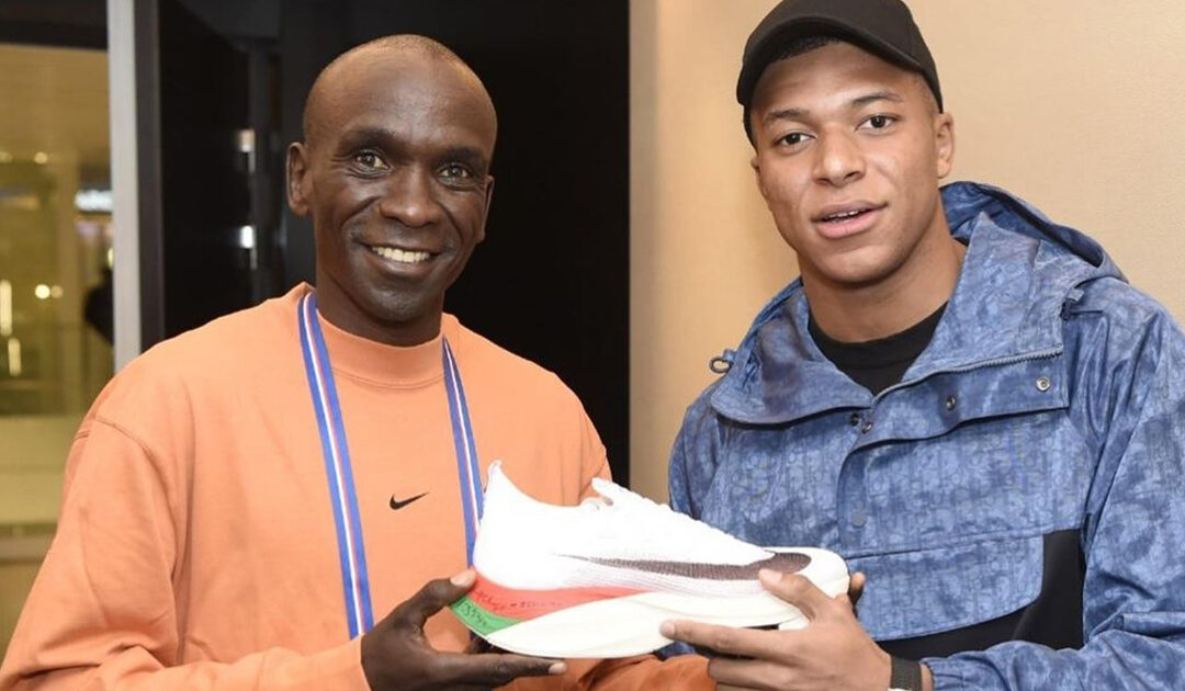 Eliud Kipchoge et Kylian Mbappé posent avec des Nike Air Zoom Alphafly Next%