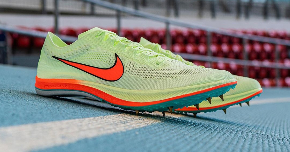 Modèle de pointes de demi-fond de Nike, idéale pour les distances du 1500 au 10 000 mètres, la ZoomX Dragonfly se pare d'un coloris "Volt".