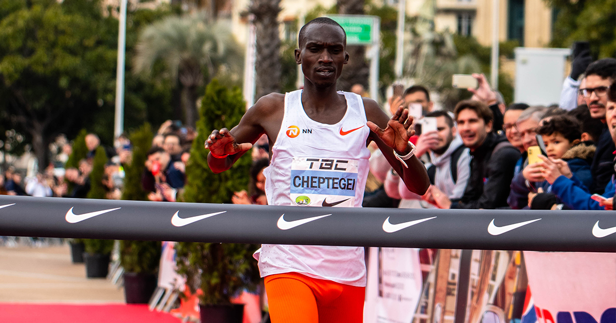 L'Ougandais Joshua Cheptegei, champion olympique du 5000 m à Tokyo, a signé la meilleure performance mondiale de l'année sur 10 km à Cannes, dans le temps de 26'49.