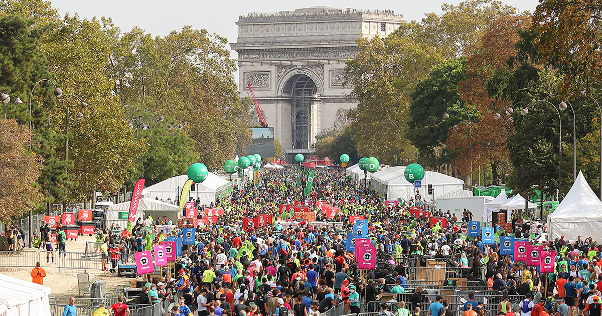 Six mois après une édition estivale inédite, le Marathon de Paris fait son retour à sa date habituelle ce dimanche 3 avril 2022. Diffusion en direct, forces en présence, parcours, programme… Stadion fait le point pour vous !