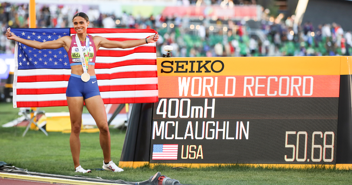 Sydney McLaughlin a pulvérisé son record du monde du 400 m haies en 50"68 en finale des Championnats du monde à Eugene.