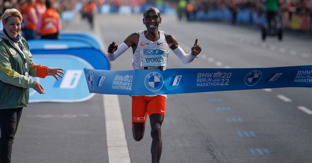 Eliud Kipchoge s'est adjugé pour la quatrième fois le Marathon de Berlin ce dimanche en établissant un nouveau record du monde en 2h01'09.