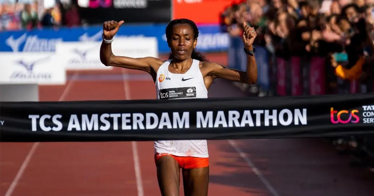 Marathon d'Amsterdam : L'Éthiopienne Almaz Ayana a brillamment remporté la course ce dimanche avec un nouveau record de l'épreuve à la clé en 2h17'19.