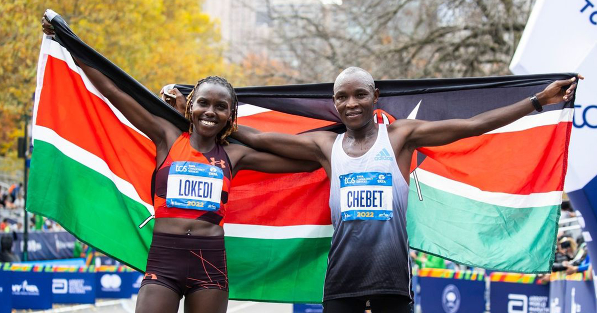 Les Kényans ont réussi un doublé au Marathon de New York où Evans Chebet, déjà vainqueur à Boston cette année, s'est imposé chez les hommes en 2h08'41, et Sharon Lokedi, pour sa première apparition sur la distance, chez les dames en 2h23'23 ce dimanche.