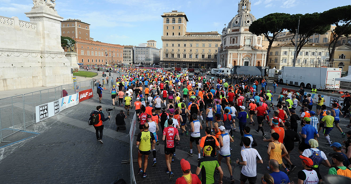 Dimanche 19 mars 2023 aura lieu la 28e édition du Marathon de Rome dont le départ et l'arrivée se tiendront près du fameux Colisée. Un événement auquel participent chaque année des milliers de coureurs venant du monde entier. Serez-vous là ? Si vous souhaitez faire partie de l'aventure, Stadion vous donne toutes les infos dont vous avez besoin.