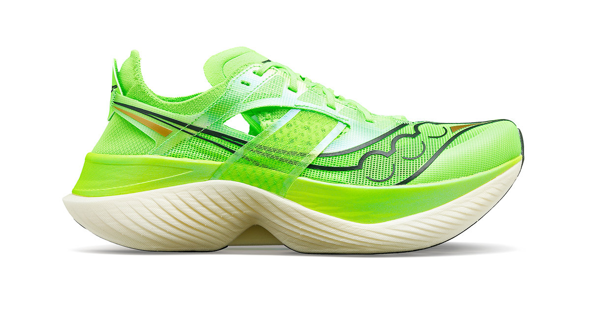 Saucony Endorphin Elite : La marque américaine lance sa nouvelle chaussure de running compétition sur route équipée d'une plaque carbone.