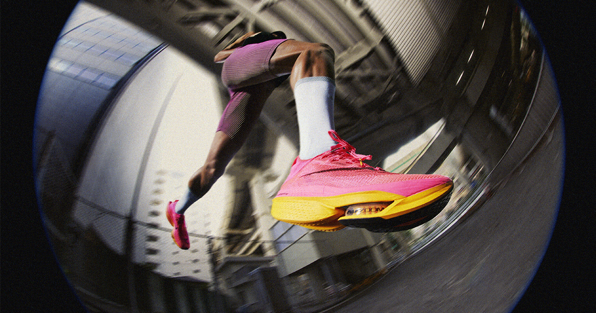 Nike a introduit du rose dans ses paires incontournables, à l'instar de la Nike Air Zoom Alphafly Next% 2 et de la Nike ZoomX Dragonfly.