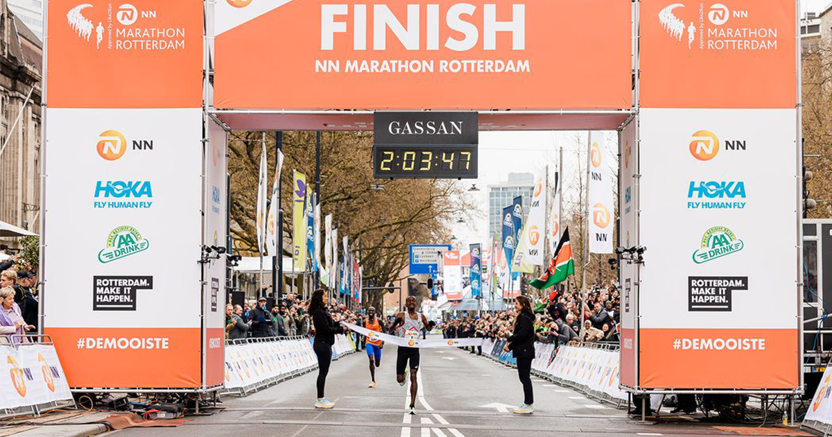 Pour sa 42e édition, le Marathon de Rotterdam a été marqué par les victoires du Belge Bashir Abdi, qui a terminé à douze secondes de son record d'Europe avec un temps de 2h03'48, et de la Bahreïnite Eunice Chumba, qui a bouclé son effort en 2h20'31.