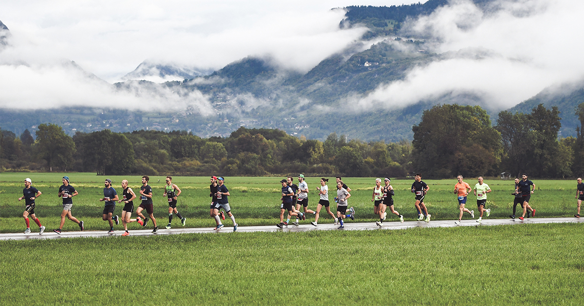 La troisième édition du Semi-Marathon des Sources du Lac d'Annecy, qui se courra le dimanche 1er octobre 2023, innove en lançant un 10 km.
