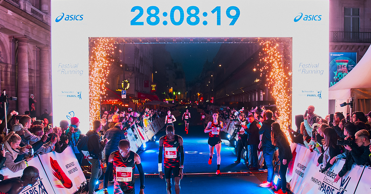 Les festivités ont déjà commencé au Marathon de Paris 2024 ce vendredi avec la « ASICS Speed Race » qui a donné lieu à un très beau spectacle.