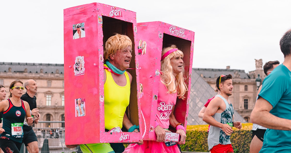 Marathon de Paris 2024 : Marc et Stan ont choisi de courir déguisés en boîtes de poupée "Barbie et Ken".