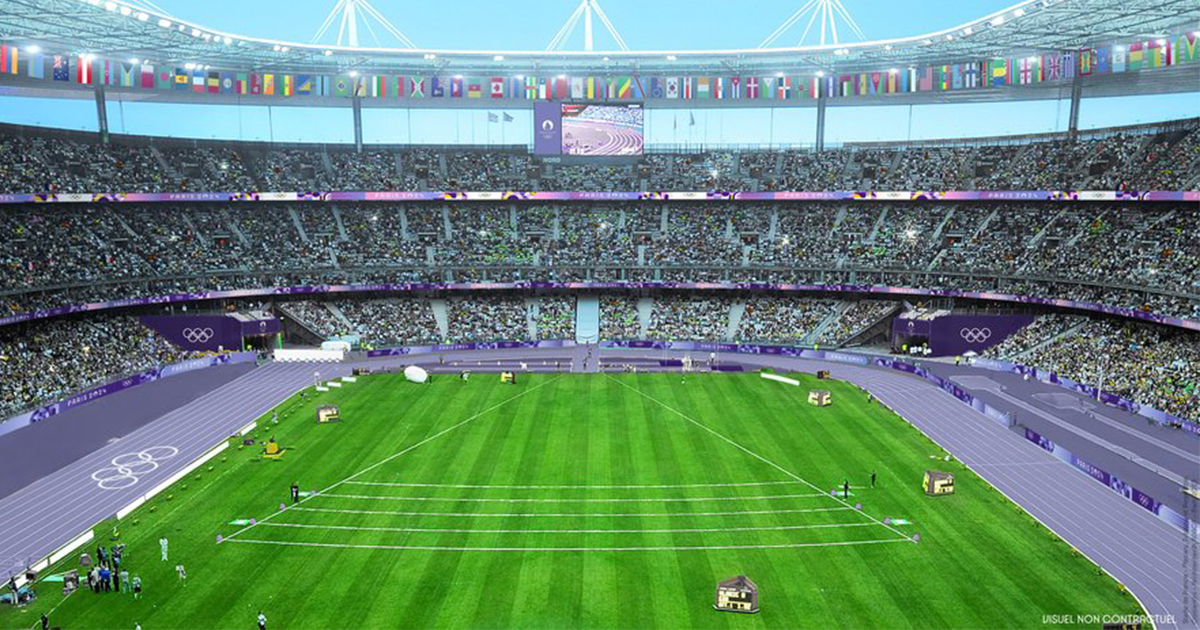 De couleur violette, la piste d'athlétisme du Stade de France est actuellement en cours d'installation pour les JO de Paris 2024.