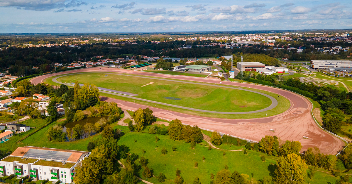 Stadion analyse le parcours des Championnats de France de cross-country 2025 qui se déroulent sur l'hippodrome Eric Raffin de Challans.