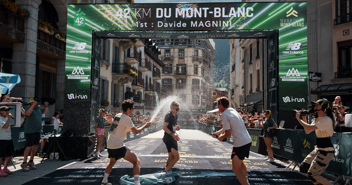 L'Italien Davide Magnini (athlète New Balance) est monté à nouveau sur la plus haute marche du Marathon du Mont-Blanc en 3h42'55.