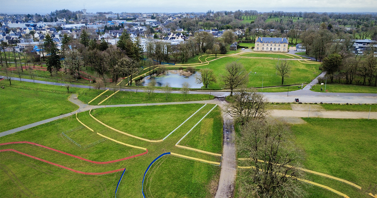 Décryptage du parcours des Championnats de France de cross-country 2026 à Carhaix Stadion vous embarque sur le parcours des Championnats de France de cross-country 2026 à Carhaix. Suivez le guide.
