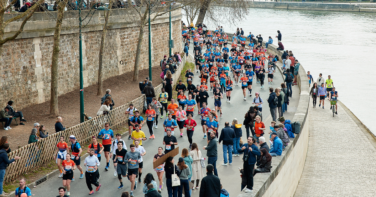 Stadion vous livre toutes les infos à connaître avant le départ du HOKA Semi de Paris ce dimanche 8 mars 2026 avec 50 000 coureurs attendus.