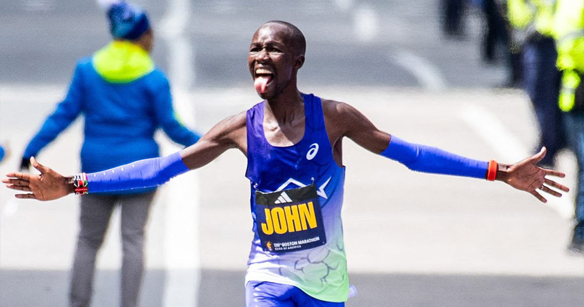 Le Kényan John Korir a défendu avec éclat son titre au Marathon de Boston 2026 en établissant un nouveau record du parcours en 2h01'52.