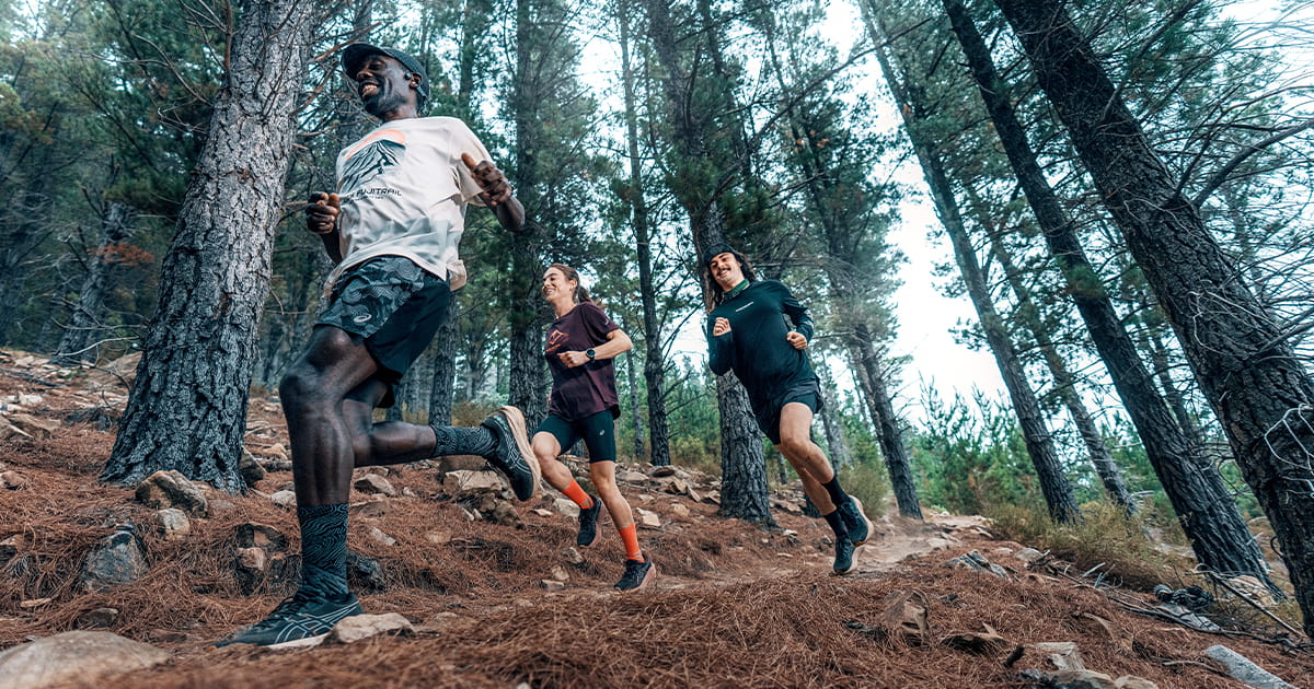 BLAZEBLAST Asics chaussures de trail test et avis ASICS présente la nouvelle franchise trail BLAZEBLAST, idéale pour les coureurs évoluant aussi bien sur route que sur sentiers.