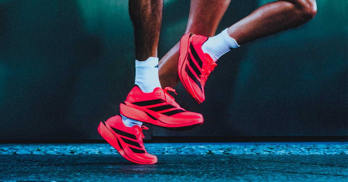 L'adidas Adizero Adios Pro 5 s’inspire de l’Evo 3 pour proposer une chaussure plus légère et plus dynamique, pensée pour rester performante.