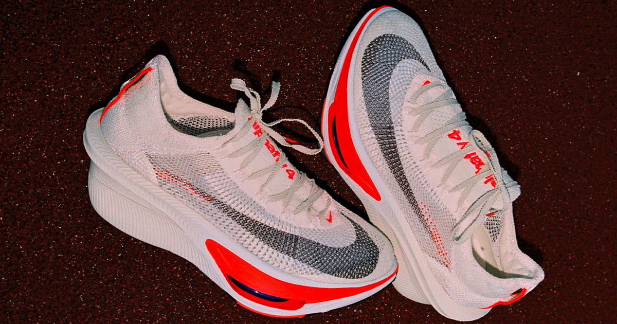 Nike Alphafly 4 chaussures de running plaque carbone test et avis 2026 Chaussures de running de la marque à la virgule conçue pour battre des records sur marathon, la Nike Alphafly 4 a été dévoilée.