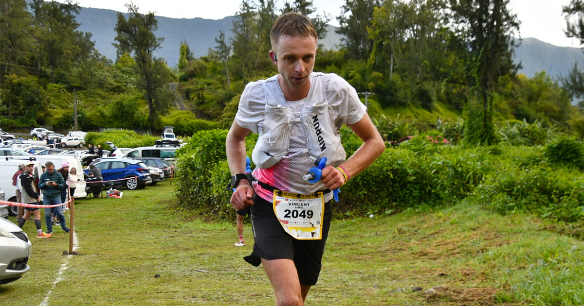 Après 80 km, Vincent Esmiol domine la Diagonale des Fous avec plus de 20 minutes d’avance, tandis que Ruth Croft mène la course féminine.